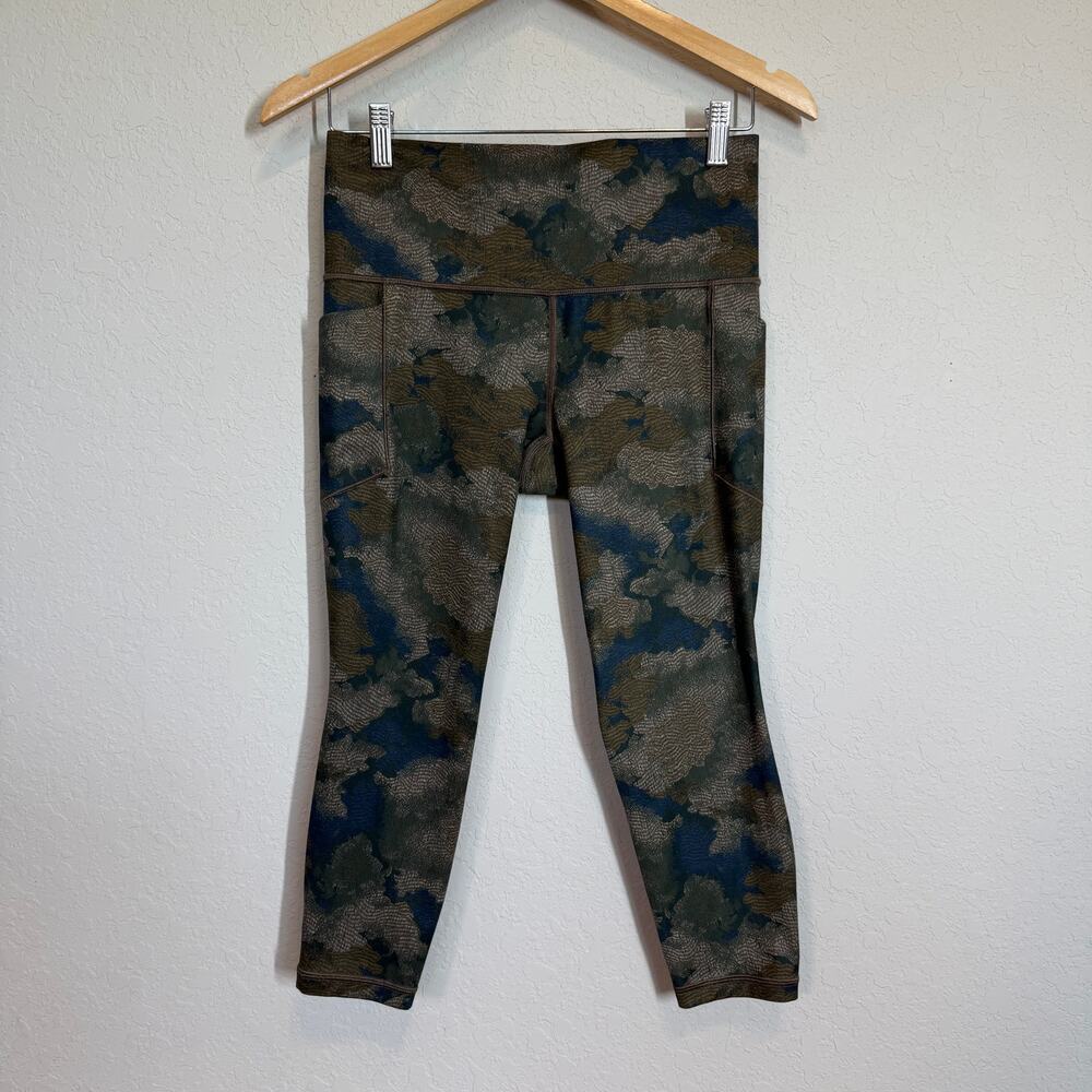 Women's Athleta Olive Green‎ Camo Cropped Leggings Size Medium - Picture 2 of 8